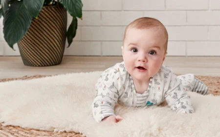 Können Babys sicher auf dem Bauch schlafen?