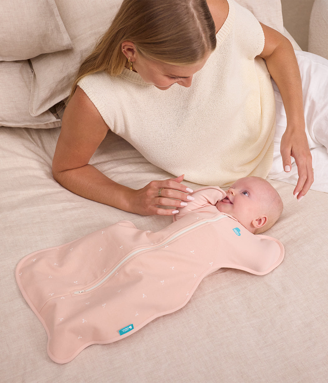 Swaddle Up™ Saco de arrullo 1.5 TOG Polar de algodón Rosa suave Ramitas