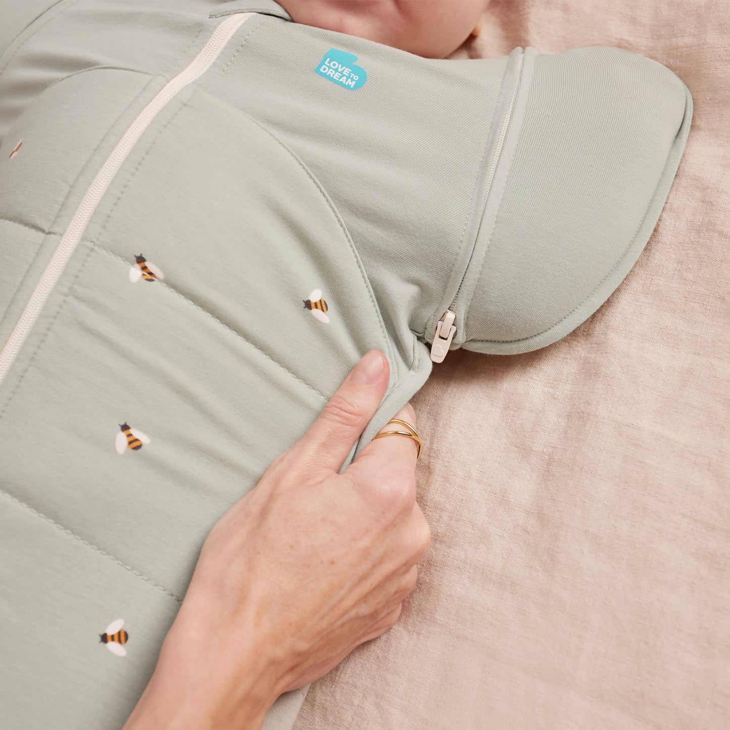Saco de Transición Swaddle Up™ 2.5 TOG Algodón Olive Bees