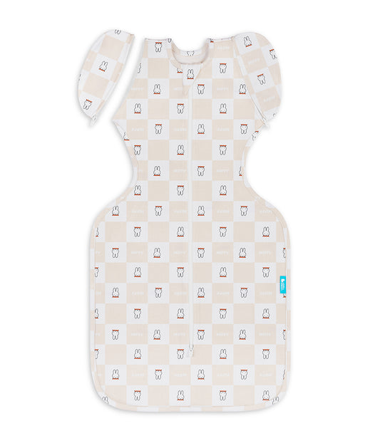 Swaddle Up™ 2-in-1 Übergangspucksack 1.0 TOG Baumwolle Birke Miffy Karomuster
