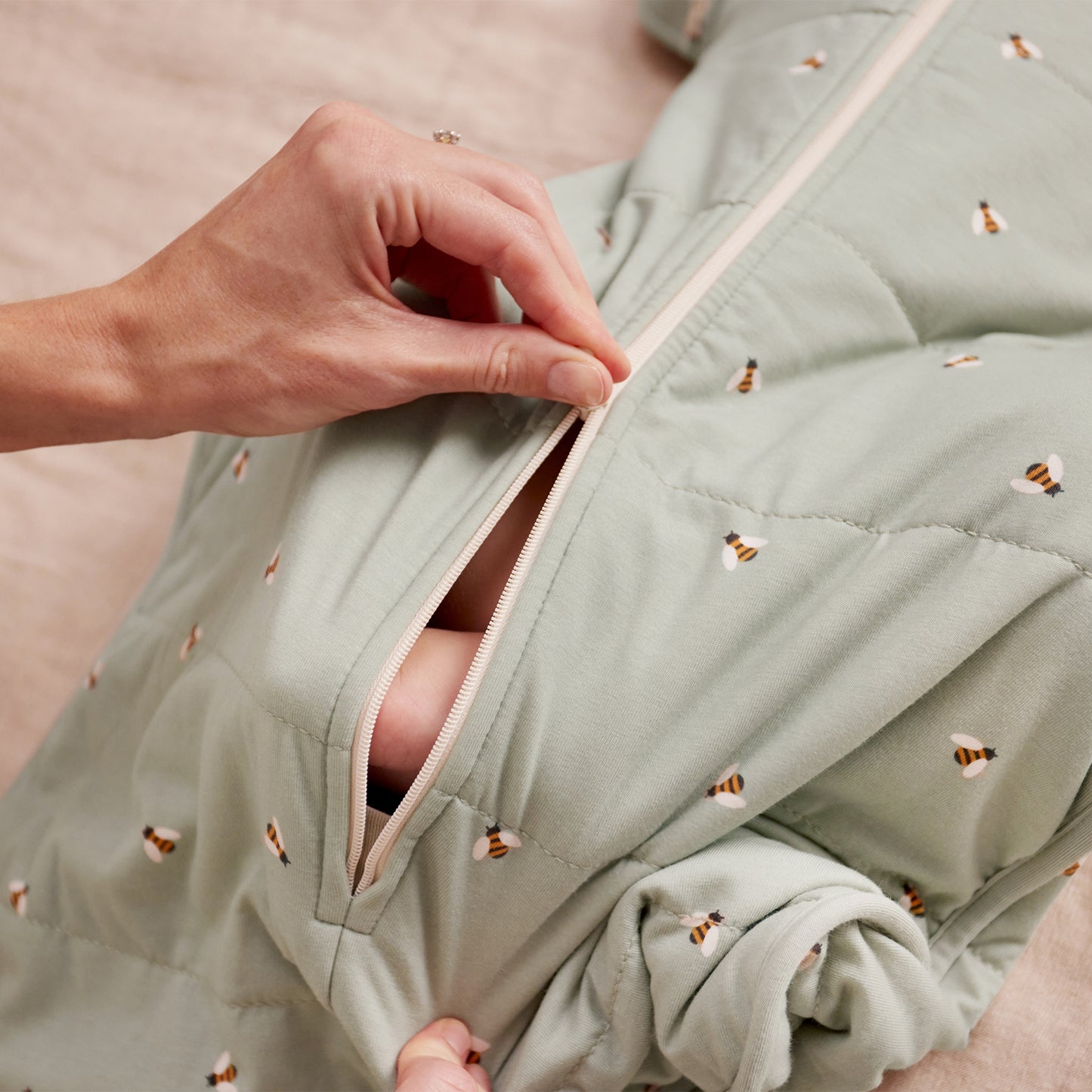 Saco de Transición Swaddle Up™ 2.5 TOG Algodón Olive Bees
