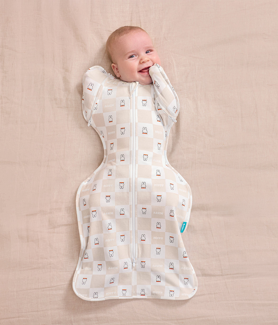 Swaddle Up™ 2-in-1 Übergangspucksack 1.0 TOG Baumwolle Birke Miffy Karomuster