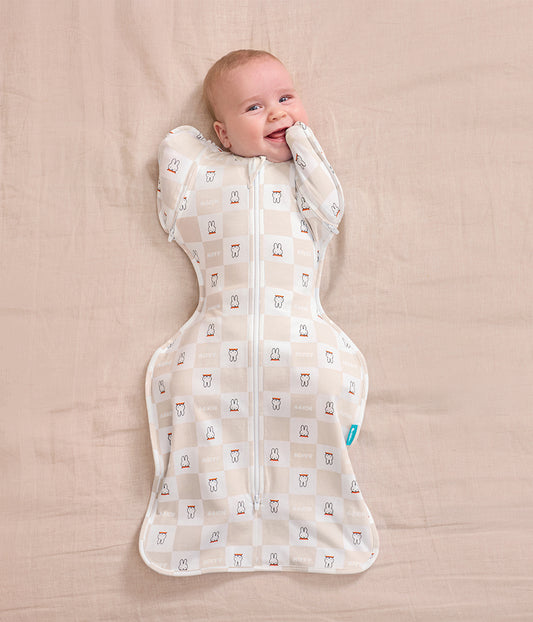 Swaddle Up™ 2-in-1 Übergangspucksack 1.0 TOG Baumwolle Birke Miffy Karomuster